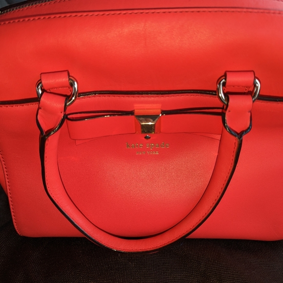 New Kate Spade Coral Purse. New. Authentic. Zipper closure. Crossbody strap incl - Picture 2 of 2